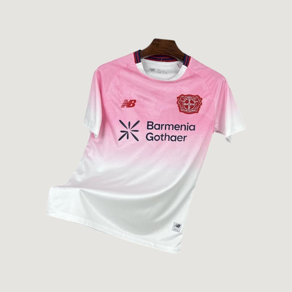 BAYER LEVERKUSEN – MAILLOT EXTÉRIEUR 25/26 – ROSE & BLANC