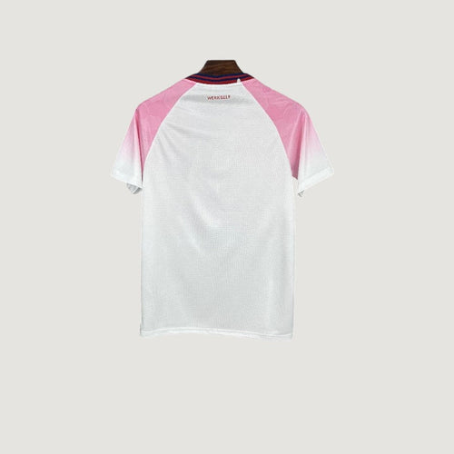 BAYER LEVERKUSEN – MAILLOT EXTÉRIEUR 25/26 – ROSE & BLANC